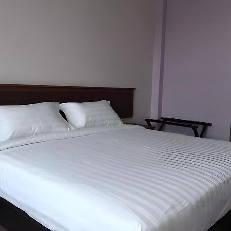 Id Hotel Yayasan Segamat Buitenkant foto
