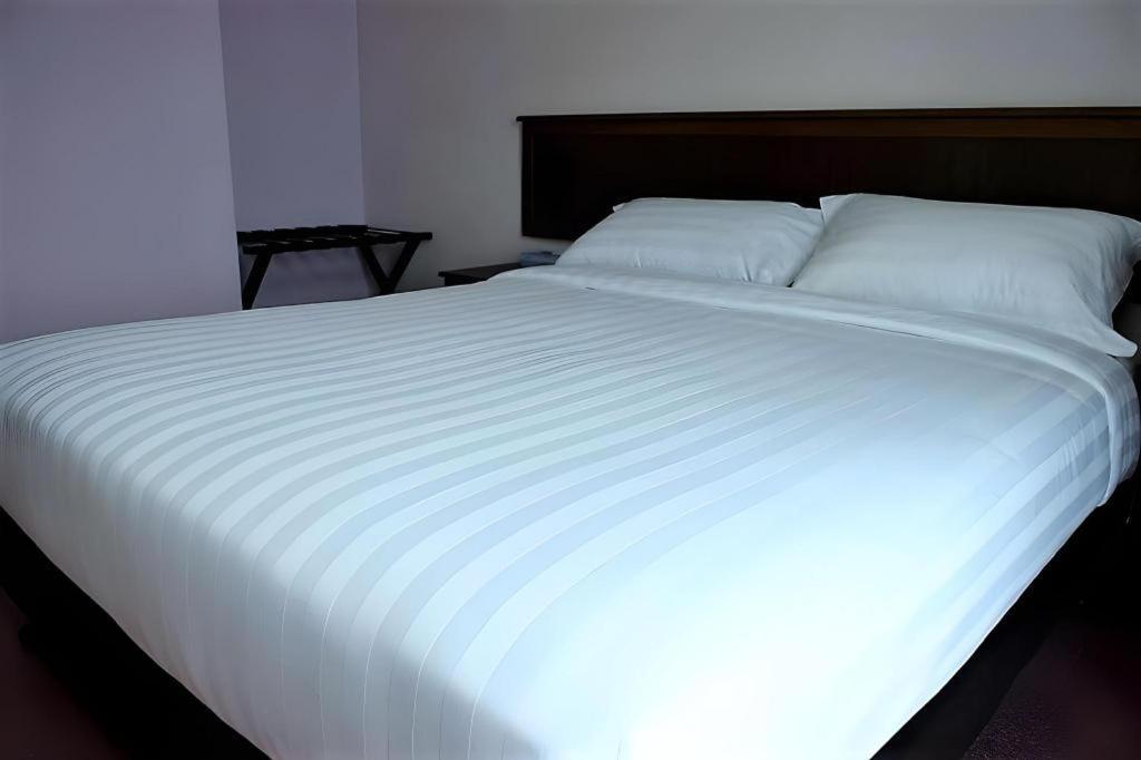 Id Hotel Yayasan Segamat Buitenkant foto