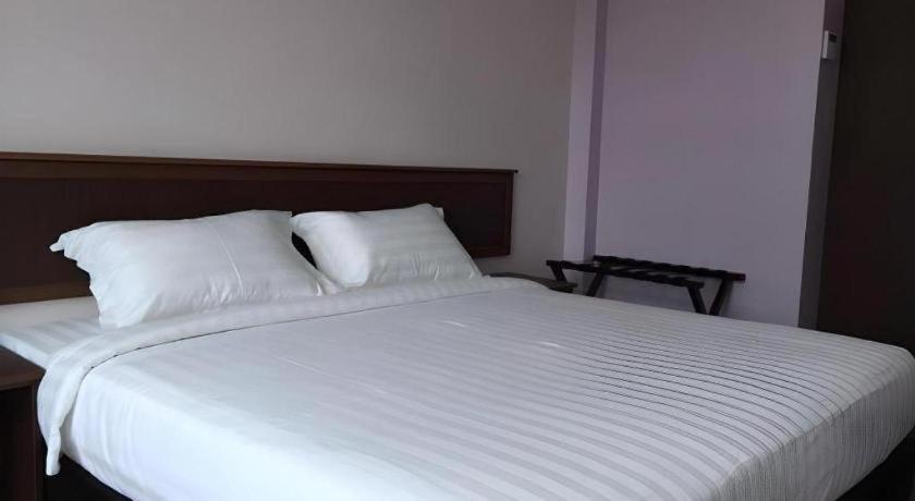 Id Hotel Yayasan Segamat Buitenkant foto